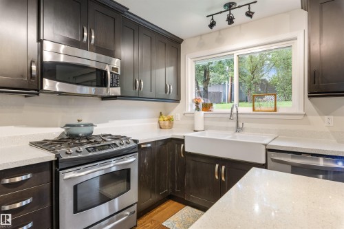 23 Glenhaven Crescent, St. Albert, AB - Indoor Photo Showing Kitchen With Upgraded Kitchen
