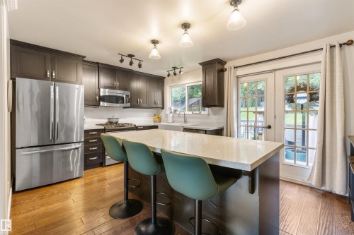 23 Glenhaven Crescent, St. Albert, AB - Indoor Photo Showing Kitchen With Upgraded Kitchen