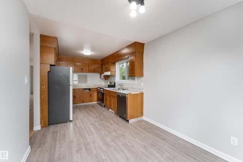 1131 35A Street Nw, Edmonton, AB - Indoor Photo Showing Kitchen