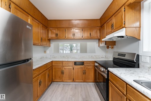 1131 35A Street Nw, Edmonton, AB - Indoor Photo Showing Kitchen