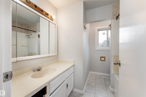 1131 35A Street Nw, Edmonton, AB - Indoor Photo Showing Bathroom