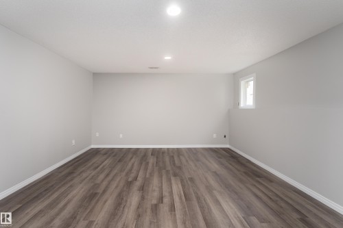 1131 35A Street Nw, Edmonton, AB - Indoor Photo Showing Other Room