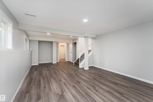 1131 35A Street Nw, Edmonton, AB - Indoor Photo Showing Other Room