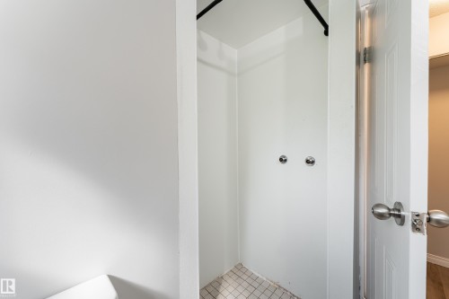1131 35A Street Nw, Edmonton, AB - Indoor