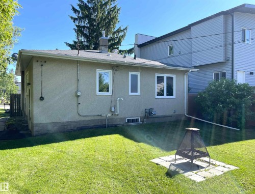 Manicured lawn surrounding the property - 11308 73 Avenue Nw, Edmonton, AB - Outdoor