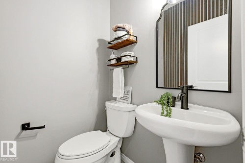 2015 74 Street Sw, Edmonton, AB - Indoor Photo Showing Bathroom