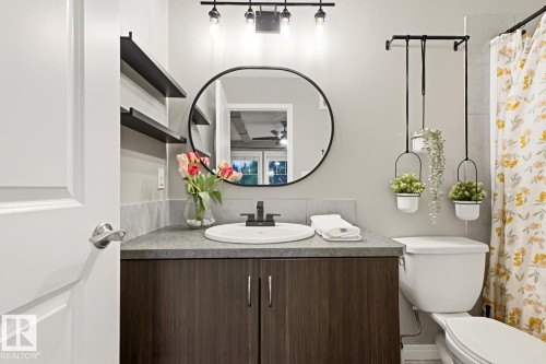 2015 74 Street Sw, Edmonton, AB - Indoor Photo Showing Bathroom