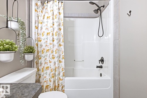 2015 74 Street Sw, Edmonton, AB - Indoor Photo Showing Bathroom