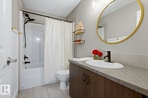2015 74 Street Sw, Edmonton, AB - Indoor Photo Showing Bathroom