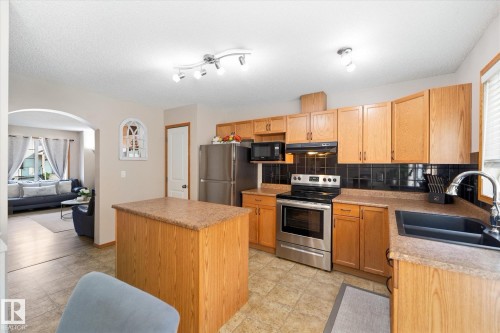 #27 290 Spruce Ridge Rd, Spruce Grove, AB - Indoor Photo Showing Kitchen With Double Sink