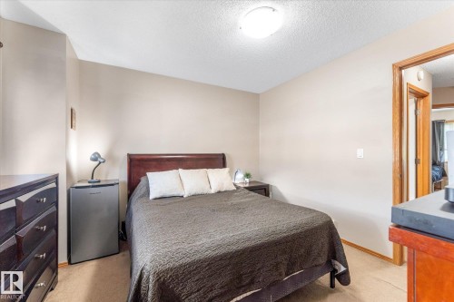 #27 290 Spruce Ridge Rd, Spruce Grove, AB - Indoor Photo Showing Bedroom