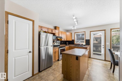 #27 290 Spruce Ridge Rd, Spruce Grove, AB - Indoor Photo Showing Kitchen
