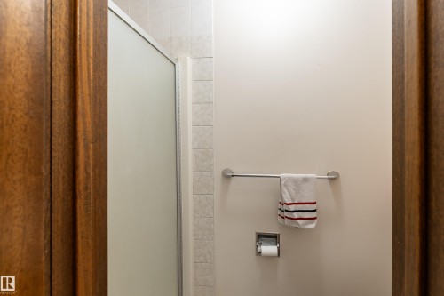 611 Kirkness Road Nw, Edmonton, AB - Indoor Photo Showing Bathroom