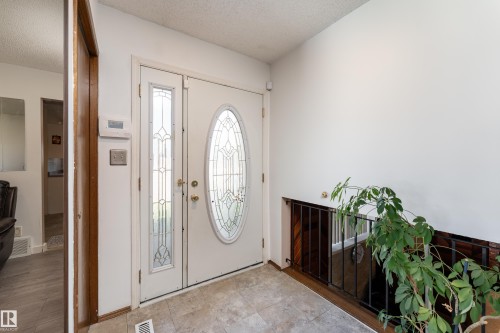 611 Kirkness Road Nw, Edmonton, AB - Indoor Photo Showing Other Room