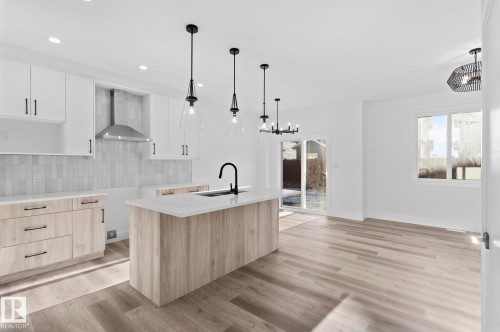 90 Spring Link, Spruce Grove, AB - Indoor Photo Showing Kitchen With Upgraded Kitchen