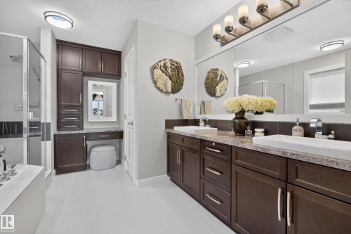 3256 Winspear Crescent Sw, Edmonton, AB - Indoor Photo Showing Bathroom