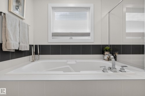 3256 Winspear Crescent Sw, Edmonton, AB - Indoor Photo Showing Bathroom