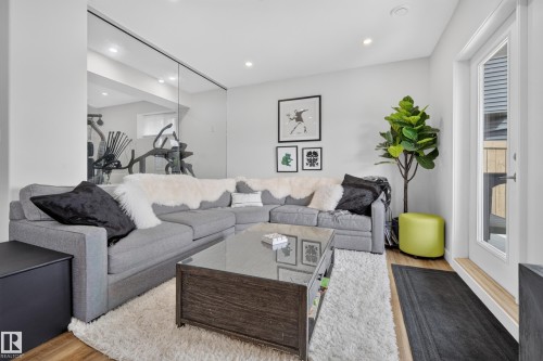 3256 Winspear Crescent Sw, Edmonton, AB - Indoor Photo Showing Living Room