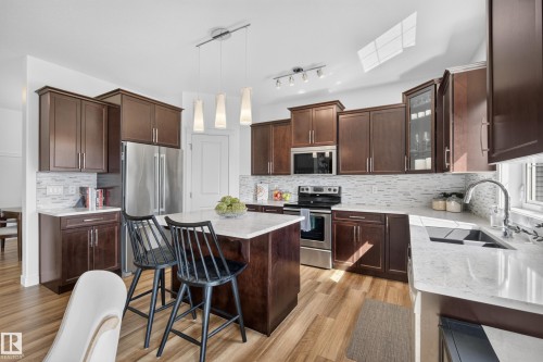 3256 Winspear Crescent Sw, Edmonton, AB - Indoor Photo Showing Kitchen With Upgraded Kitchen