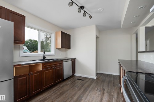 4728 48 Avenue, Wetaskiwin, AB - Indoor Photo Showing Kitchen With Double Sink