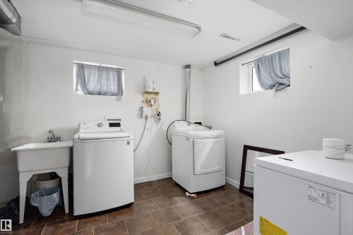 4728 48 Avenue, Wetaskiwin, AB - Indoor Photo Showing Laundry Room