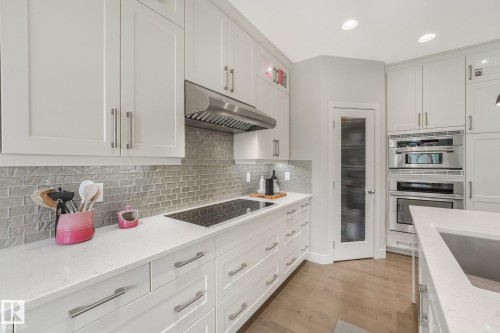 2722 Kirkland Way Sw, Edmonton, AB - Indoor Photo Showing Kitchen With Upgraded Kitchen