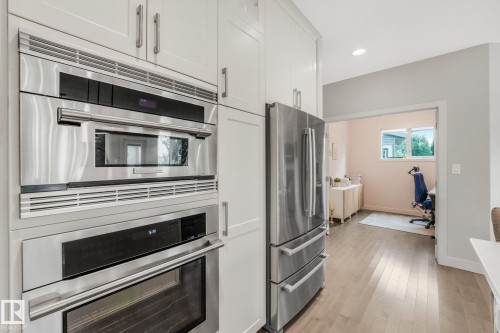 2722 Kirkland Way Sw, Edmonton, AB - Indoor Photo Showing Kitchen With Stainless Steel Kitchen