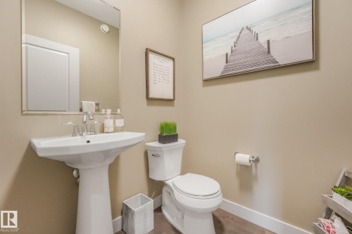 2722 Kirkland Way Sw, Edmonton, AB - Indoor Photo Showing Bathroom