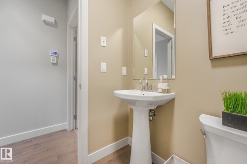 2722 Kirkland Way Sw, Edmonton, AB - Indoor Photo Showing Bathroom