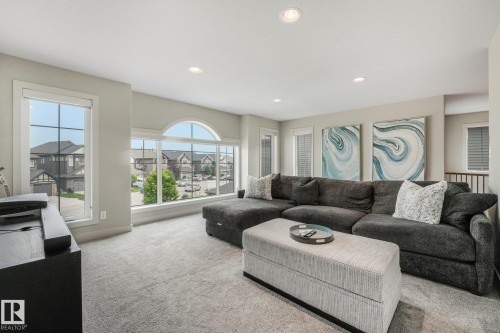 2722 Kirkland Way Sw, Edmonton, AB - Indoor Photo Showing Living Room
