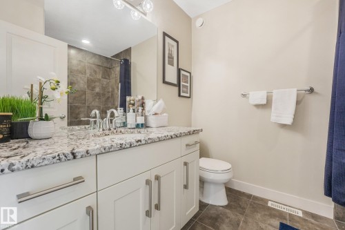 2722 Kirkland Way Sw, Edmonton, AB - Indoor Photo Showing Bathroom
