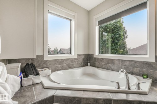 2722 Kirkland Way Sw, Edmonton, AB - Indoor Photo Showing Bathroom