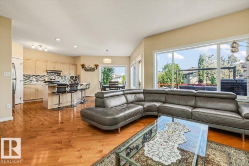 306 Hilliard Close Nw, Edmonton, AB - Indoor Photo Showing Living Room
