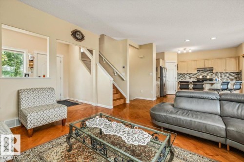 306 Hilliard Close Nw, Edmonton, AB - Indoor Photo Showing Living Room