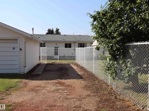 Detached garage with white siding and an overhead door - 4306 - 55 Ave, Barrhead, AB - Outdoor