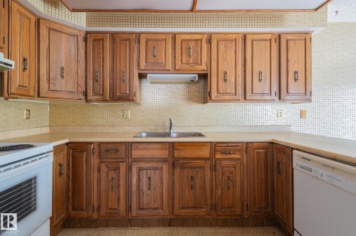 33 Whiteoaks Estates, St. Albert, AB - Indoor Photo Showing Kitchen With Double Sink