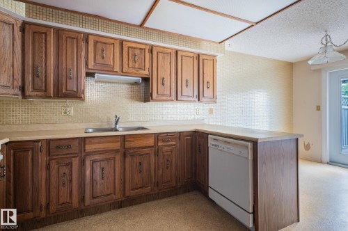 33 Whiteoaks Estates, St. Albert, AB - Indoor Photo Showing Kitchen With Double Sink