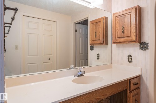 33 Whiteoaks Estates, St. Albert, AB - Indoor Photo Showing Bathroom