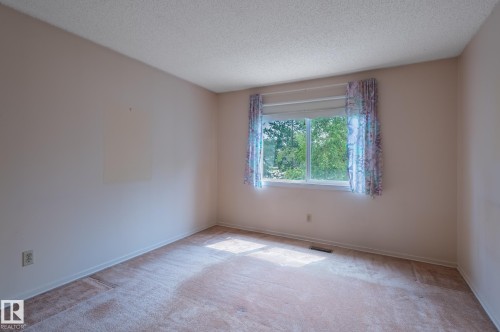 33 Whiteoaks Estates, St. Albert, AB - Indoor Photo Showing Other Room