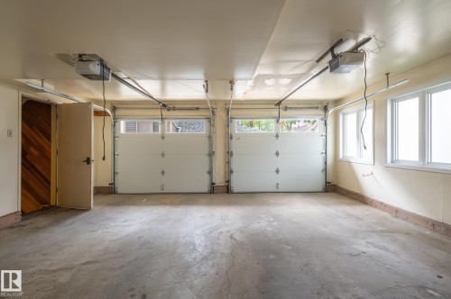 33 Whiteoaks Estates, St. Albert, AB - Indoor Photo Showing Garage