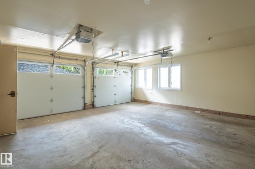 33 Whiteoaks Estates, St. Albert, AB - Indoor Photo Showing Garage