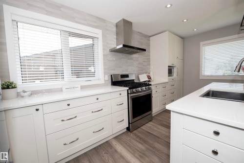 12107 131 Avenue Nw, Edmonton, AB - Indoor Photo Showing Kitchen With Upgraded Kitchen