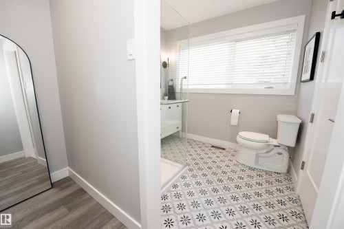 12107 131 Avenue Nw, Edmonton, AB - Indoor Photo Showing Bathroom