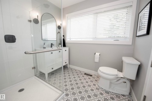 12107 131 Avenue Nw, Edmonton, AB - Indoor Photo Showing Bathroom