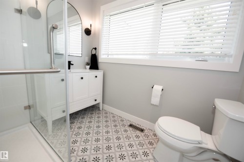 12107 131 Avenue Nw, Edmonton, AB - Indoor Photo Showing Bathroom