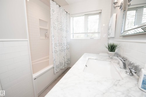12107 131 Avenue Nw, Edmonton, AB - Indoor Photo Showing Bathroom