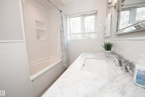 12107 131 Avenue Nw, Edmonton, AB - Indoor Photo Showing Bathroom