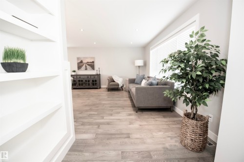 12107 131 Avenue Nw, Edmonton, AB - Indoor