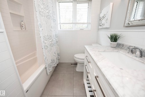 12107 131 Avenue Nw, Edmonton, AB - Indoor Photo Showing Bathroom