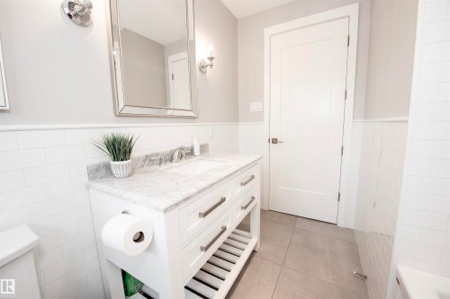 12107 131 Avenue Nw, Edmonton, AB - Indoor Photo Showing Bathroom